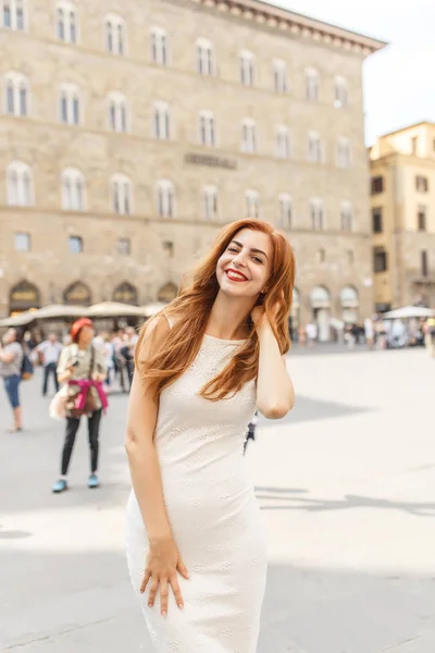 Mulher Ruiva Atraente Vestido Branco Posando Rua Florença — Fotografia de Stock