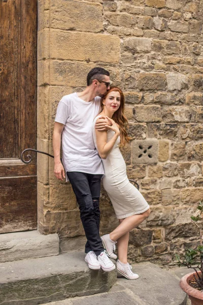 Unga Lyckliga Paret Posing Nära Väggen Gamla Europeiska Street — Stockfoto