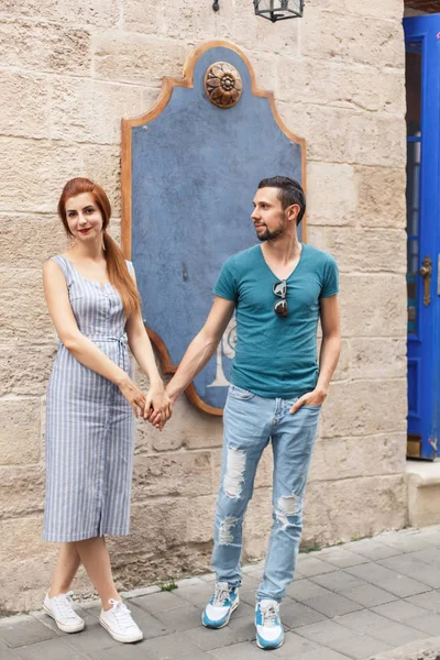 Eski Avrupa Sokak Duvarının Yakınında Poz Genç Mutlu Çift — Stok fotoğraf