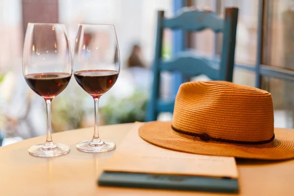 カフェでテーブルの上の帽子とワイン — ストック写真