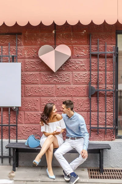 Young Couple Enjoing Ice Cream Sitting Bench Heart Wall — Stock Photo, Image