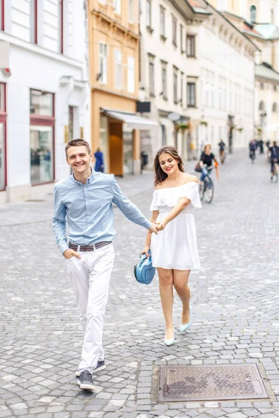 Feliz Joven Pareja Caminando Por Calle Peatonal Liubliana Eslovenia —  Fotos de Stock