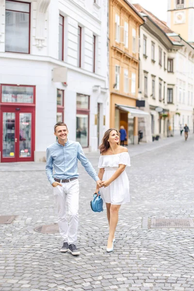 Feliz Joven Pareja Caminando Por Calle Peatonal Liubliana Eslovenia —  Fotos de Stock
