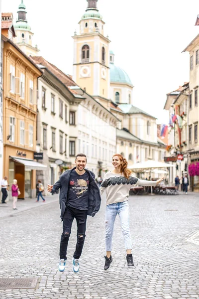 若いカップル ジャンプ リュブリャナ スロベニアの歩行者通りに楽しんで — ストック写真