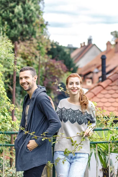若いカップルが家の植物でバルコニーでポーズ — ストック写真