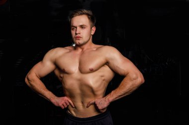 karanlık salonda duran genç erkek atlet