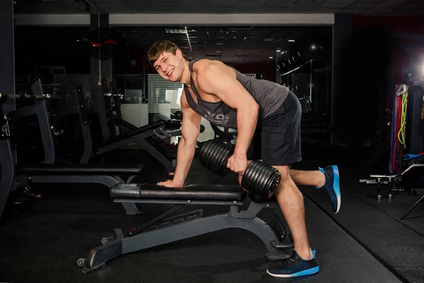 Junger Männlicher Athlet Bodybuilding Sportbekleidung Bei Übungen Mit Kurzhanteln Einem — Stockfoto