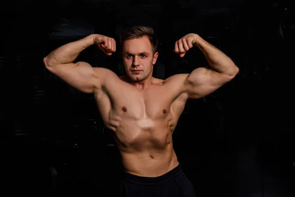 Joven Atleta Masculino Pie Gimnasio Oscuro —  Fotos de Stock