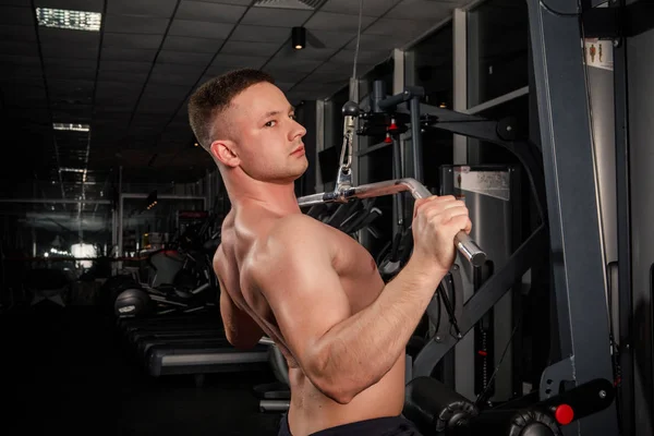 Jonge Mannelijke Atleet Bodybuilding Blauwe Sportkleding Doen Oefeningen Met Halters — Stockfoto