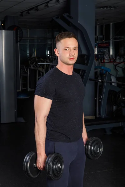 Jeune Athlète Masculin Musculation Bleu Vêtements Sport Faire Des Exercices — Photo