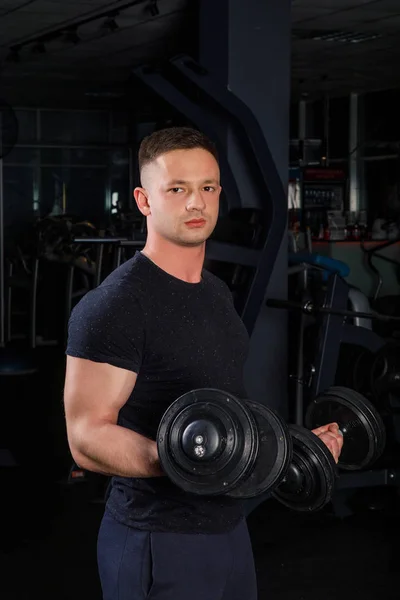 Junger Männlicher Athlet Bodybuilding Blauer Sportbekleidung Bei Übungen Mit Kurzhanteln — Stockfoto