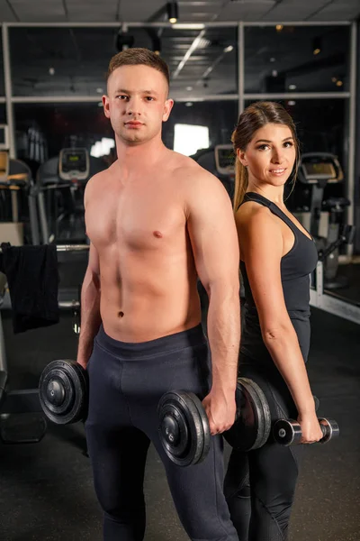 Junge Schöne Paar Sportler Sportbekleidung Machen Übungen Einem Dunklen Fitnessstudio — Stockfoto