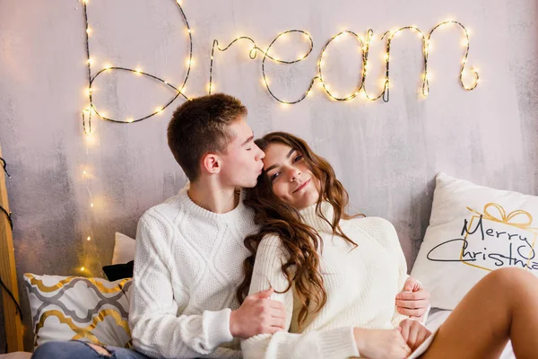 Jovem Casal Bonito Estão Sentados Cama Fundo Árvore Natal Sorrindo — Fotografia de Stock