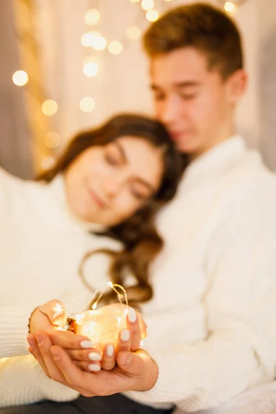 Young Beautiful Couple Sitting Bed Background Christmas Tree Smiling — Φωτογραφία Αρχείου