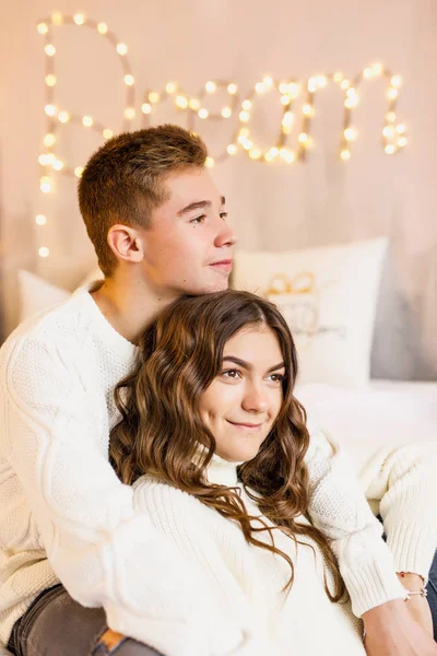 Jovem Casal Bonito Estão Sentados Cama Fundo Árvore Natal Sorrindo — Fotografia de Stock