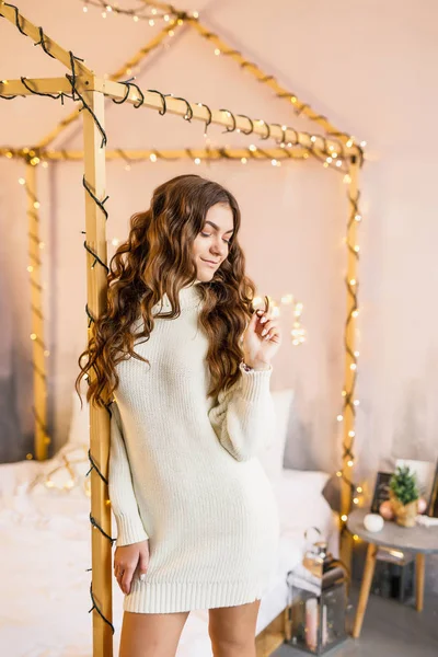 Jovem Menina Bonita Vestido Branco Sentado Uma Cama Fundo Árvore — Fotografia de Stock