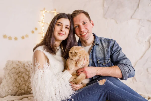 Jovem Casal Bonito Está Sentado Cama Com Gato Sala Brilhante — Fotografia de Stock