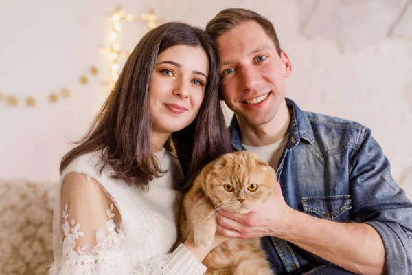 Jovem Casal Bonito Está Sentado Cama Com Gato Sala Brilhante — Fotografia de Stock