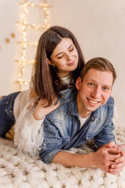 Genç güzel çift parlak bir oda oturuyor