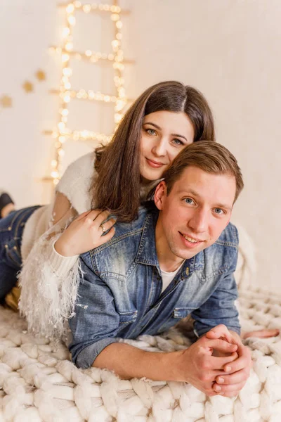 Jovem Casal Bonito Está Sentado Uma Cama Quarto Brilhante — Fotografia de Stock