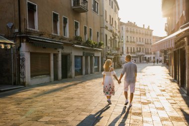Genç güzel kız beyaz gömlek yürüyüş Venedik İtalya sokaklarında elbise erkek çift