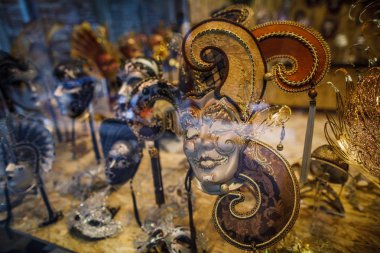 güzel İtalyan karnaval maske mağaza pencerede