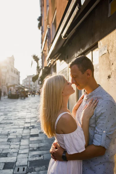若い美しいカップル ドレス イタリア ベニスの街を白いシャツ歩く男の女の子 — ストック写真