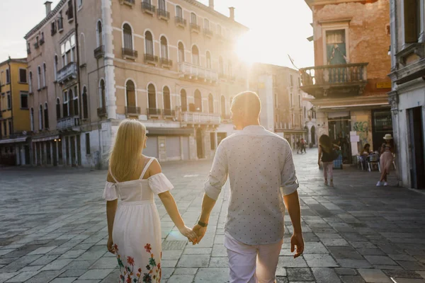 Joven Pareja Hermosa Chica Vestido Hombre Camisa Blanca Caminar Por —  Fotos de Stock