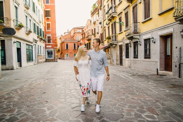 若い美しいカップル ドレス イタリア ベニスの街を白いシャツ歩く男の女の子 — ストック写真