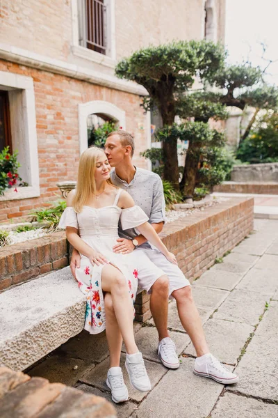 Young Beautiful Couple Girl Dress Man White Shirt Walk Streets — Stock Photo, Image