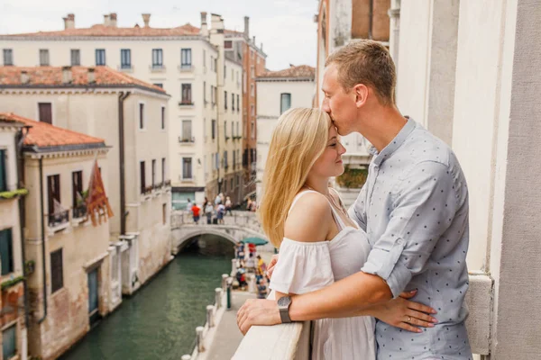 Joven Hermosa Pareja Está Pie Balcón Con Vistas Hermosa Venecia —  Fotos de Stock