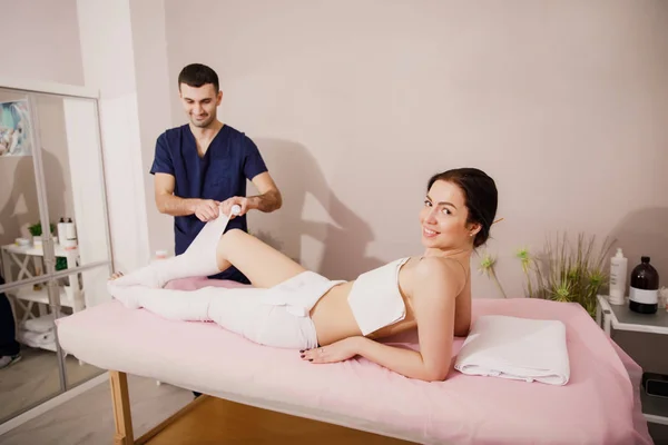 Massage Therapeut Met Vrouw Spa Salon — Stockfoto