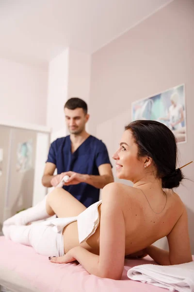 Massage Terapeut Med Kvinna Spa Salong — Stockfoto