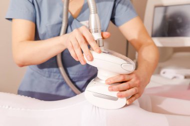 kadın işçi geri WOMANS üzerinde elektrikli masaj yapıyor