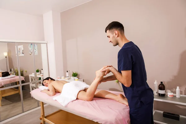 Massage Therapeut Met Vrouw Spa Salon — Stockfoto
