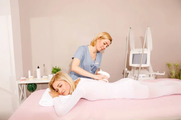 Massage Therapeut Met Vrouw Spa Salon — Stockfoto