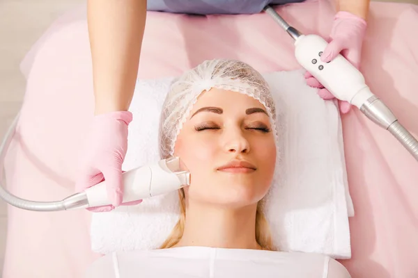 Woman Getting Face Mask Young Girl — Stock Photo, Image