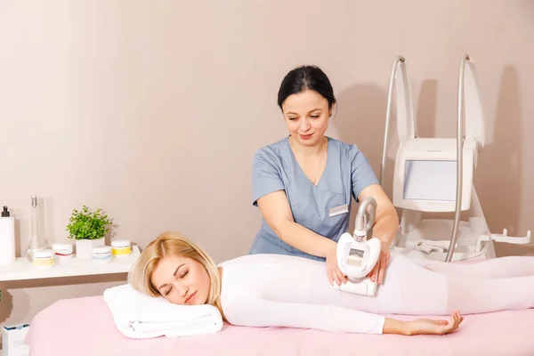 Jonge Vrouw Ontvangst Massage Spa Salon Rechtenvrije Stockfoto's