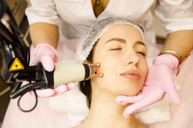 Güzel bir kadın güzellik salonunda maske takıyor.
