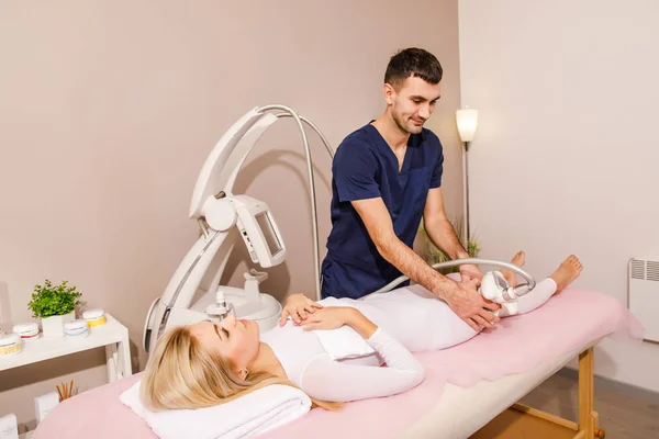 Vrouw Spa Salon Het Krijgen Van Een Massage Procedure Schoonheid — Stockfoto