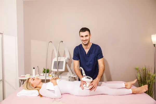 Vrouw Spa Salon Het Krijgen Van Een Massage Procedure Schoonheid — Stockfoto