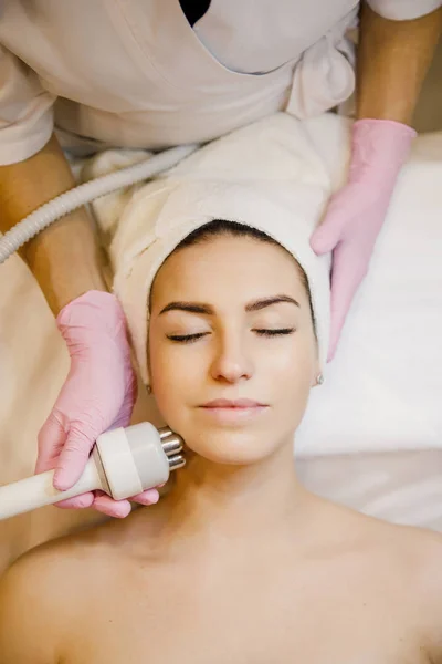 Beautician Applying Facial Treatment Face Woman Getting Spa Procedure Beauty — Stock Photo, Image