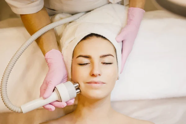 Woman Receiving Cosmetic Procedure Spa Salon — Stock Photo, Image