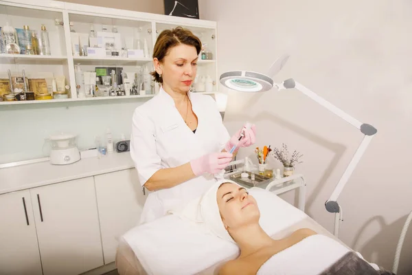 Vrouw Het Krijgen Van Een Facial Massage Schoonheid Salon — Stockfoto