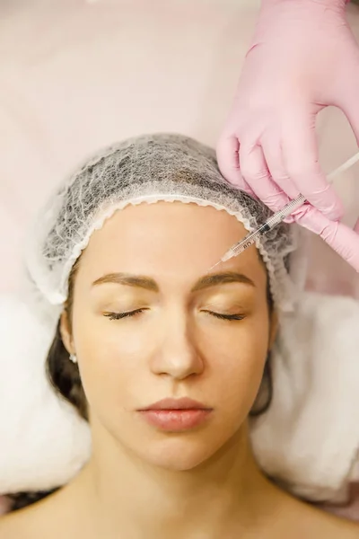 Young Woman Receiving Facial Mask Beauty Salon — Stock Photo, Image