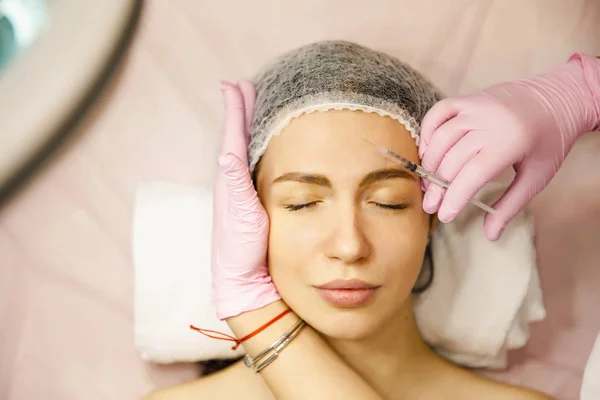 Mooie Vrouw Het Krijgen Van Een Gezicht Masker Voor Een — Stockfoto