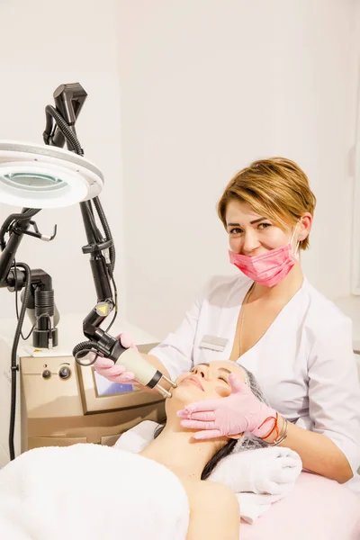 Cosmetoloog Ondergaat Laserbehandeling Schoonheidssalon — Stockfoto