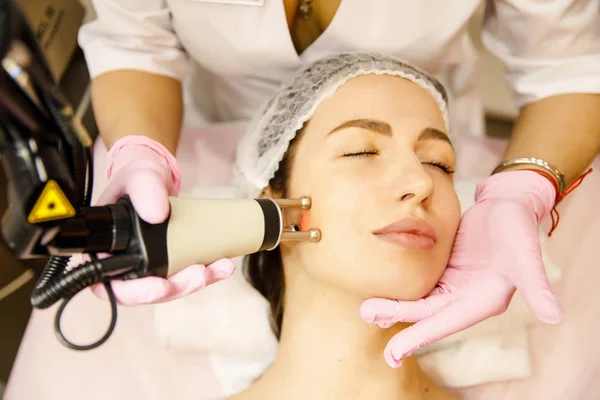 Beautiful Woman Getting Face Mask Beauty Salon — Stock Photo, Image
