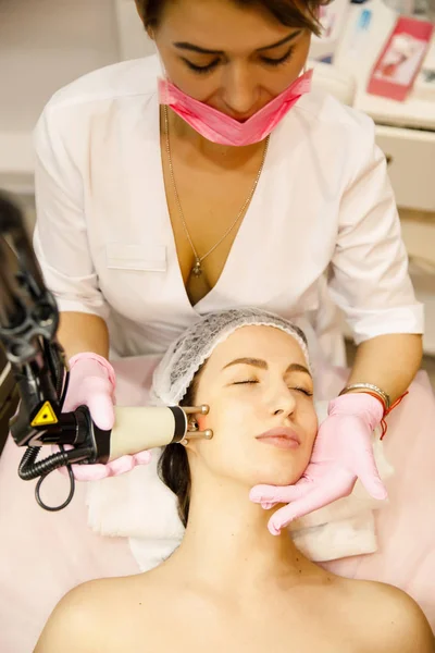 Cosmetoloog Maakt Een Gezichtsmasker Voor Klant — Stockfoto