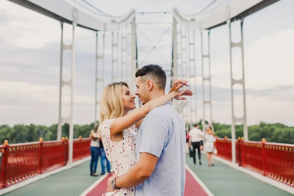 Joven Pareja Elegante Posando Puente Peatonal —  Fotos de Stock